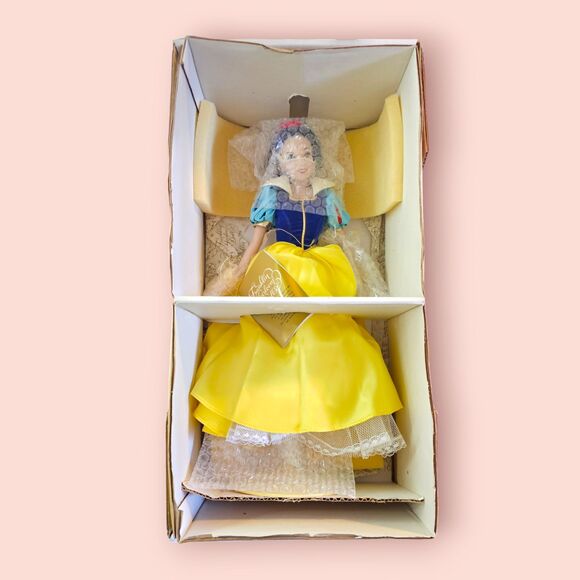 Franklin Mint Disney Snow White Heirloom doll - Picture 2 of 5